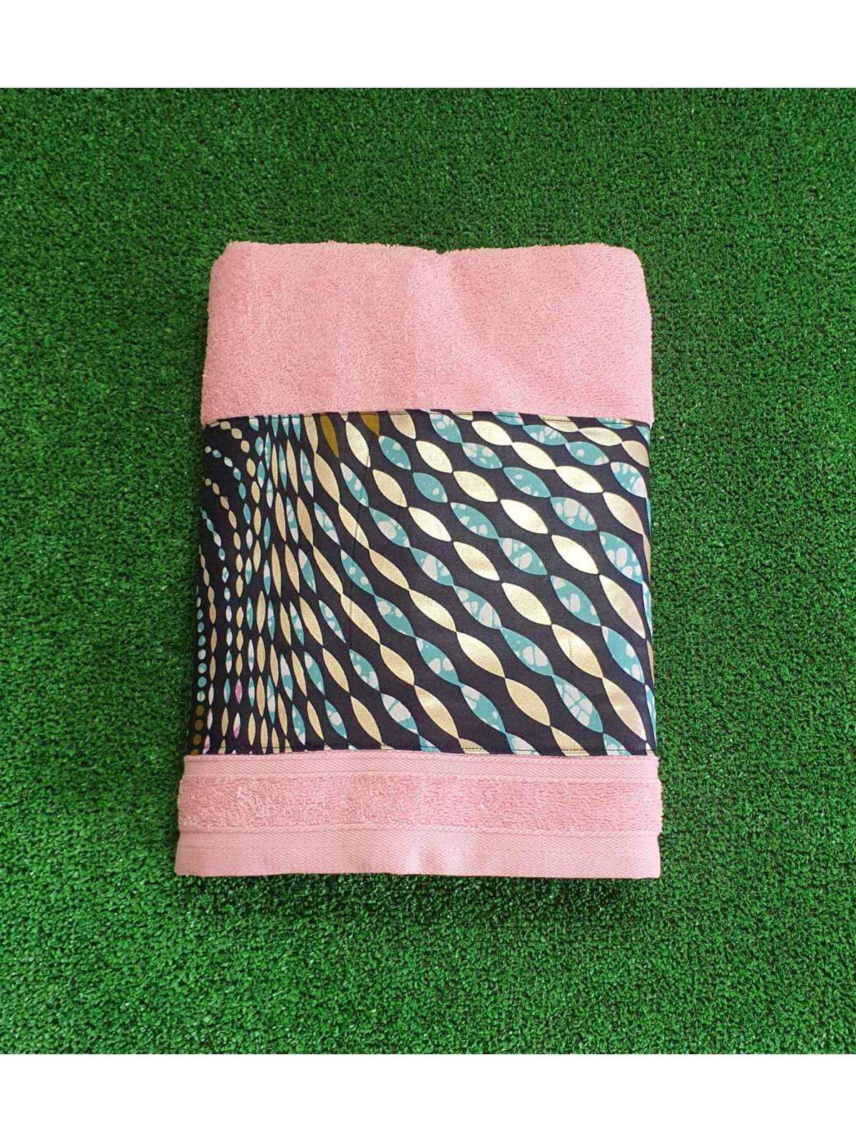 Toalla rosa bebe con tela africana 5